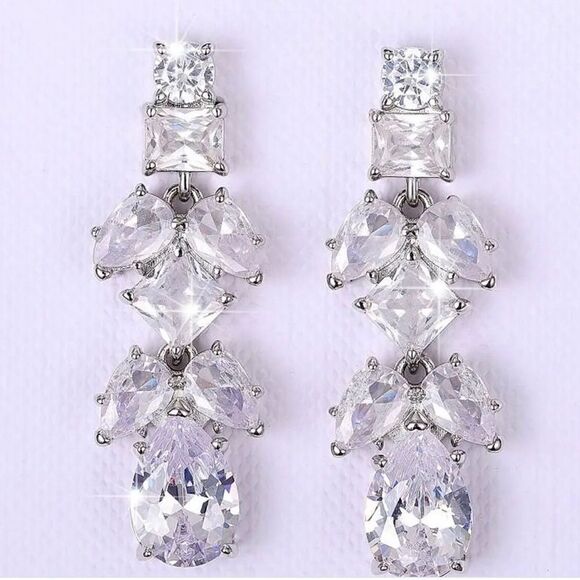 💙 Beautiful crystal leaf design drop dangle sparkling earrings 💙 - Picture 3 of 6